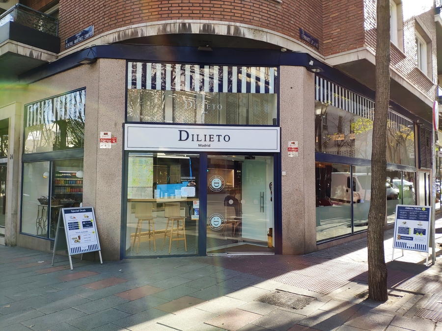 Fachada acristalada y entrada con puertas automáticas