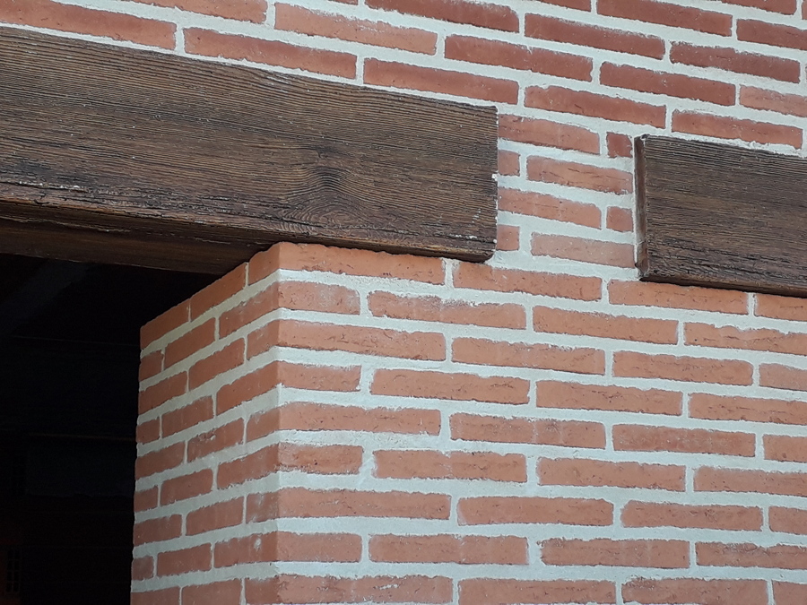 Dinteles y ladrillo caravista.