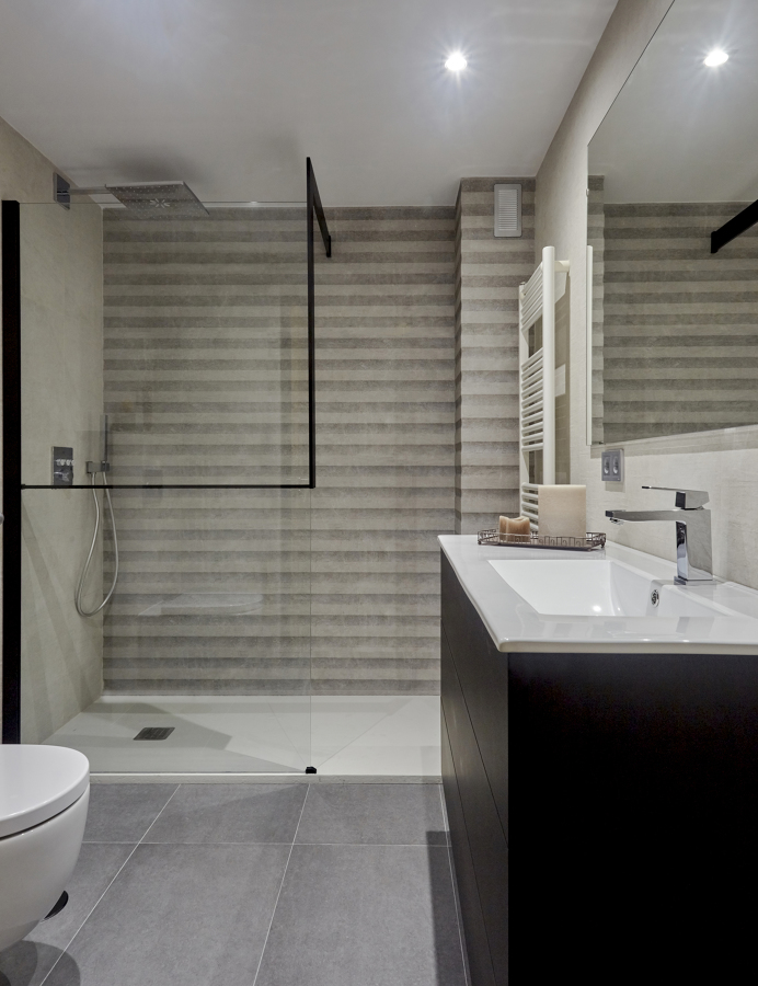 Diseño de Baño Clásico Minimalísta Monocromático