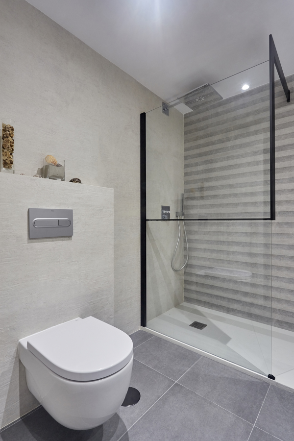 Diseño de Baño Clásico Minimalísta Monocromático