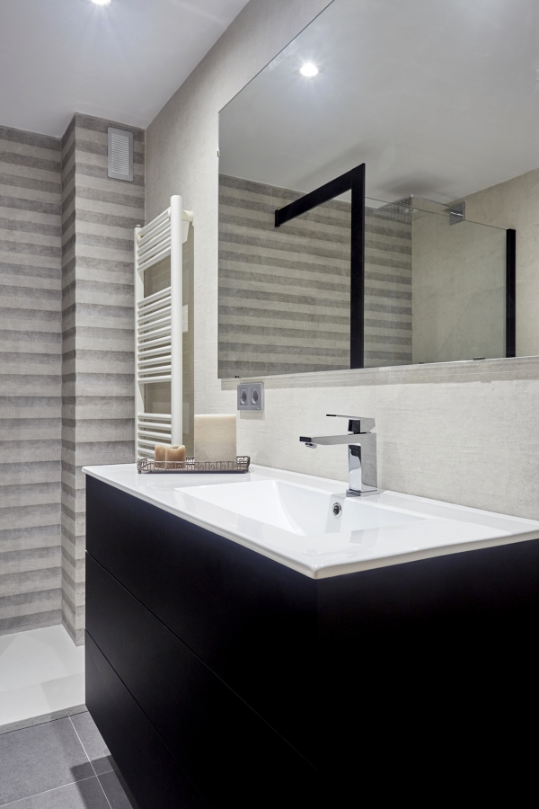 Diseño de Baño Clásico Minimalísta Monocromático