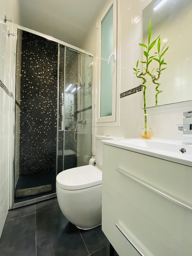 Diseño de baño pequeño en MINIPISO en Madrid