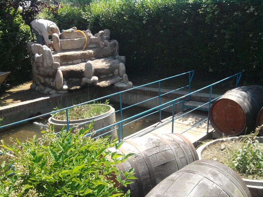 Diseño de estanque con cascada