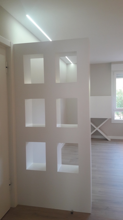 diseño de separador de entrada y mueble escritorio