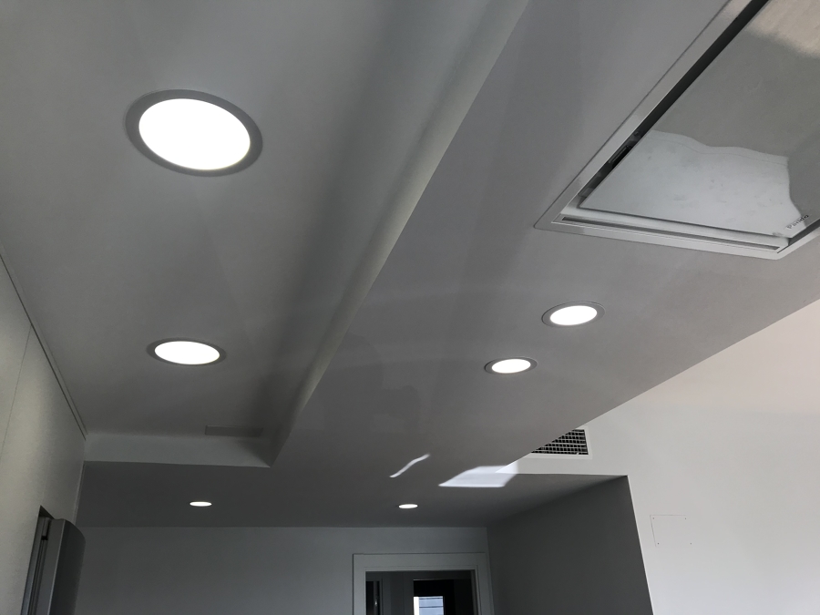 Diseño de techos, cambio de alturas y luminarias