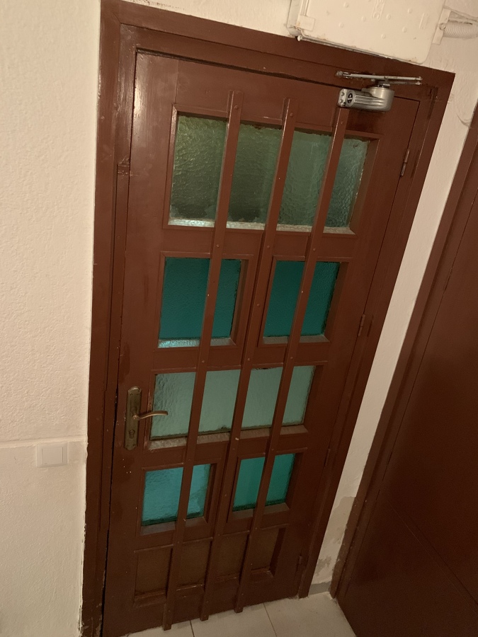 Diseño puerta antigua insegura