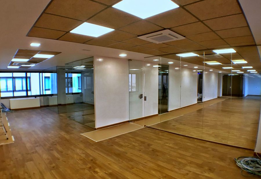 Distribución con mampara de cristal