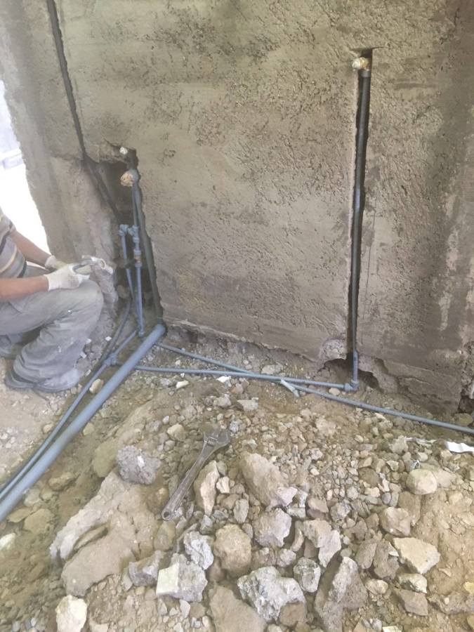 Distribución del nuevo saneamiento y fontanería.