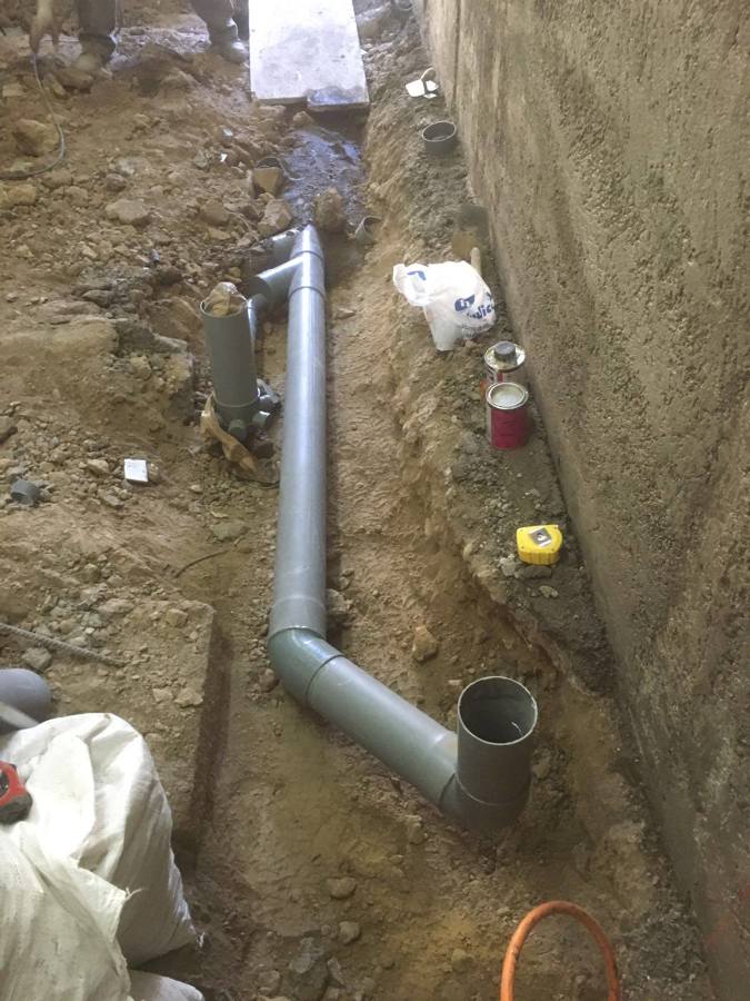 Distribución del nuevo saneamiento y fontanería.