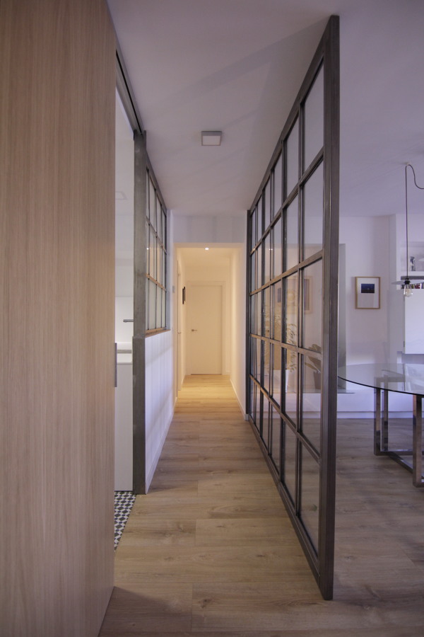 Distribuidor con puerta abierta