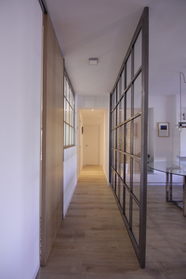 Distribuidor con puerta cerrada