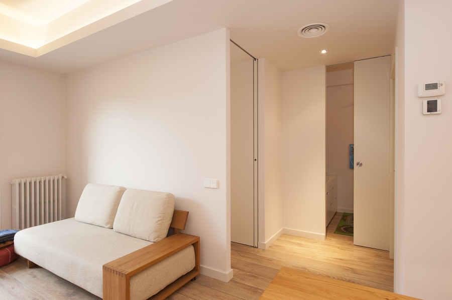 Distribuidor de habitaciones con puertas correderas abiertas