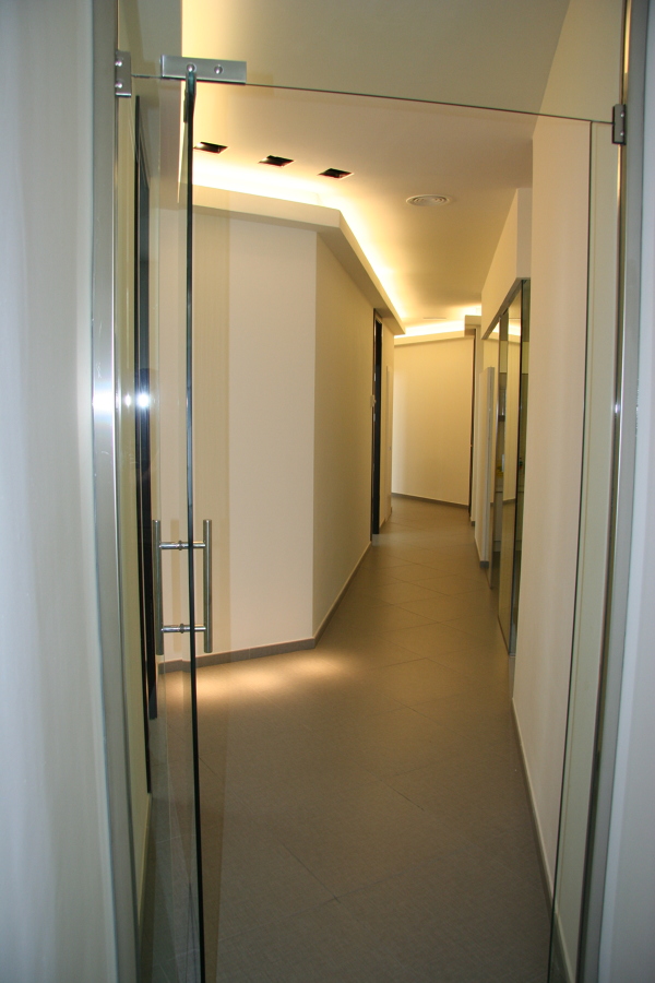 Distribuidor dotado de iluminación indirecta