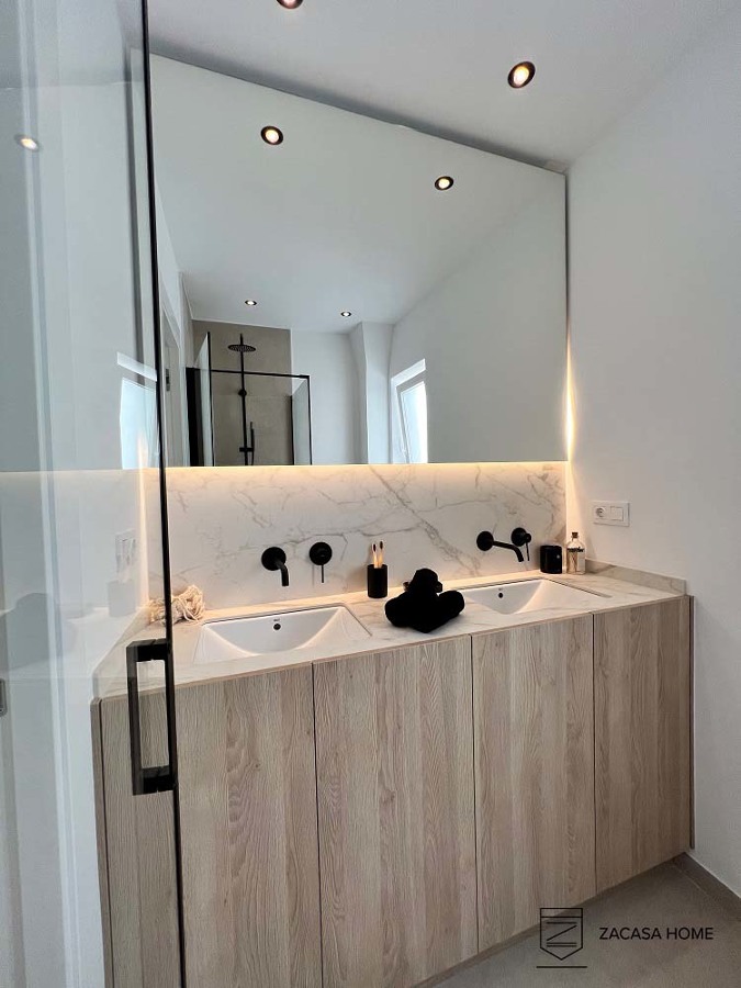 Doble lavabo y detalles en negro mate