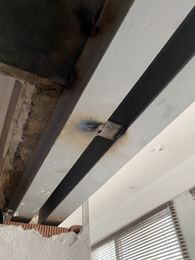 Doble viga de hierro instalada como refuerzo