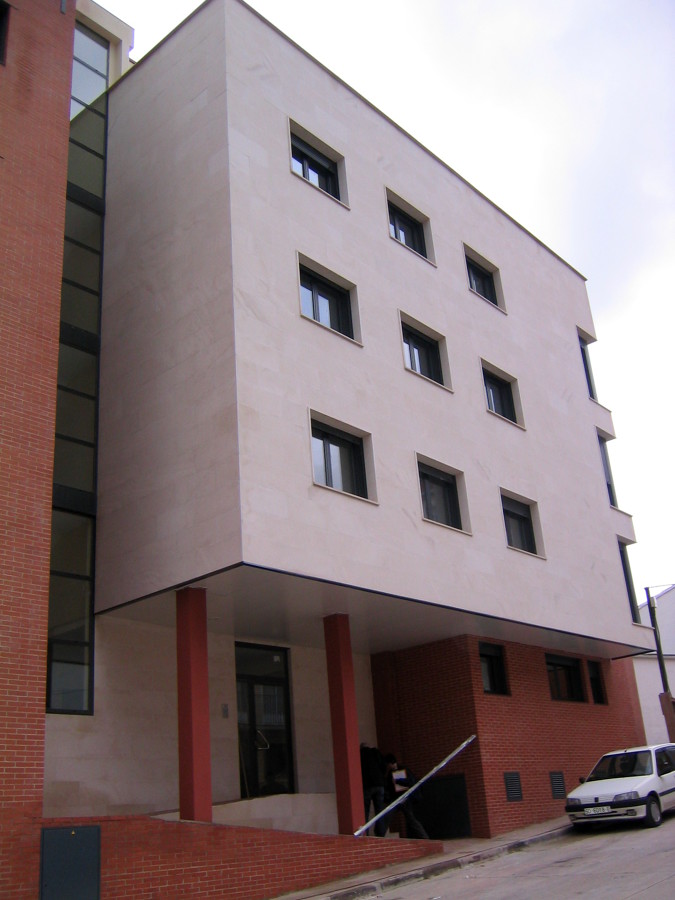 Doce viviendas colectivas y garajes en Olvega