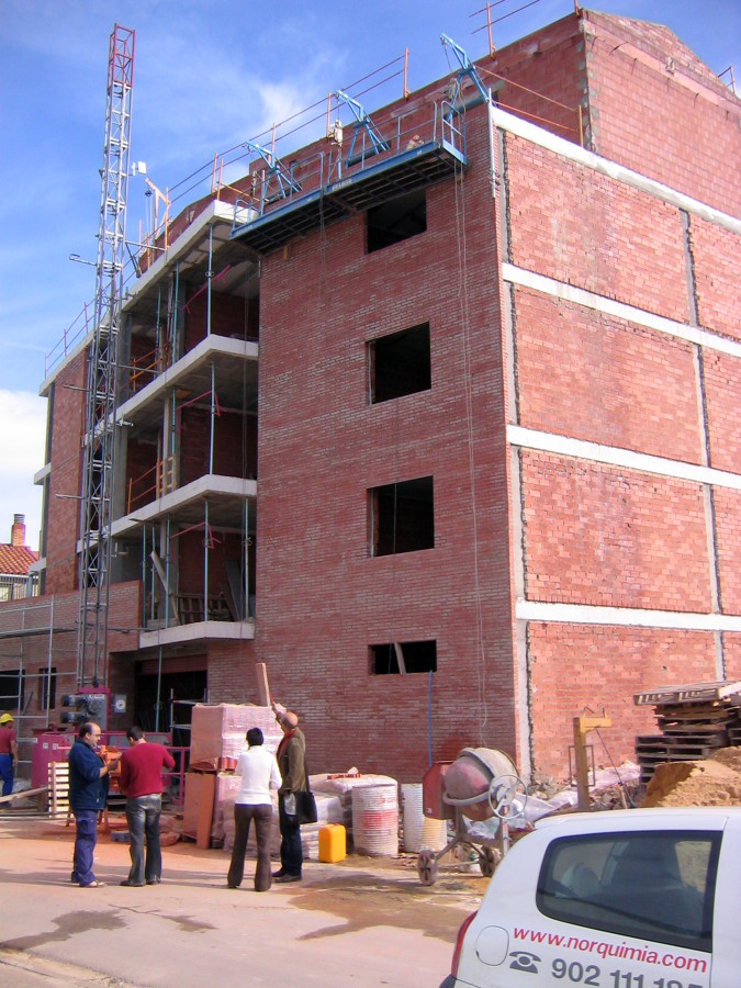 Doce viviendas colectivas y garajes en Olvega