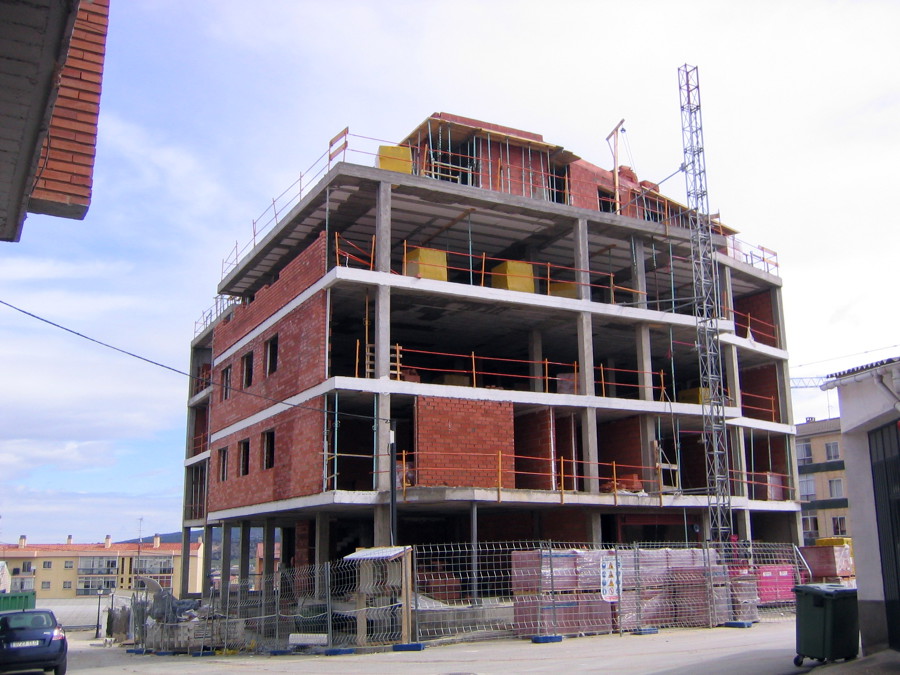 Doce viviendas colectivas y garajes en Olvega