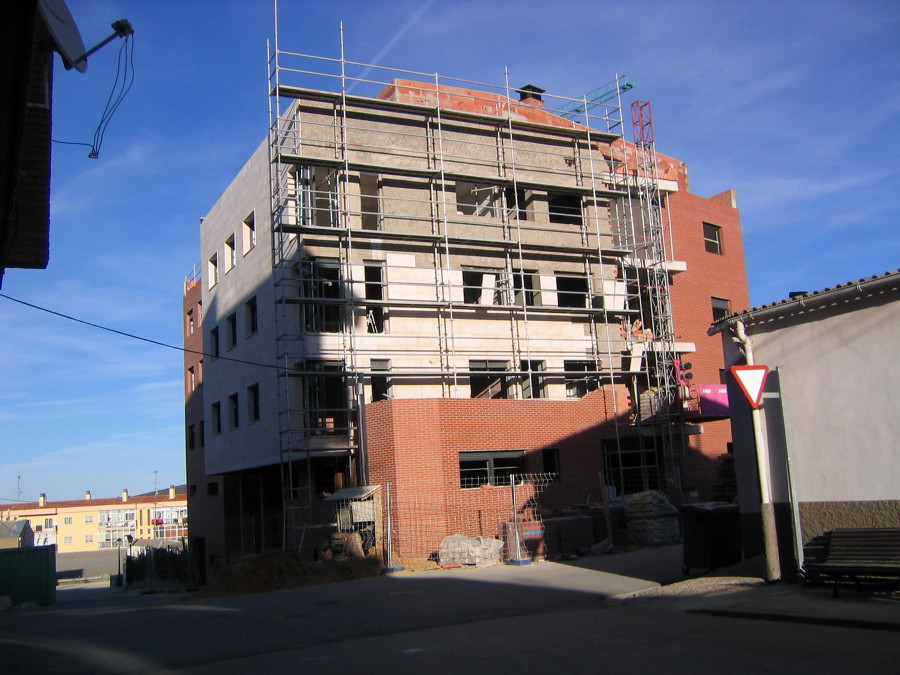 Doce viviendas colectivas y garajes en Olvega