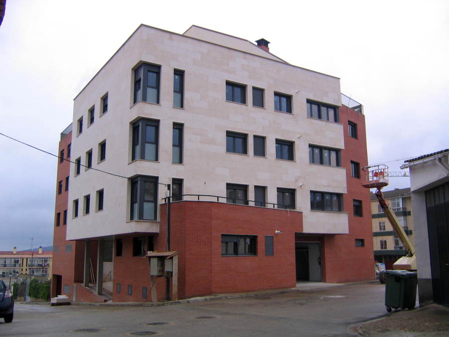 Doce viviendas colectivas y garajes en Olvega