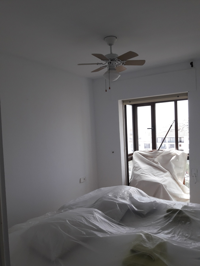 Dormitorio 1 durante aplicación de primera mano pintura