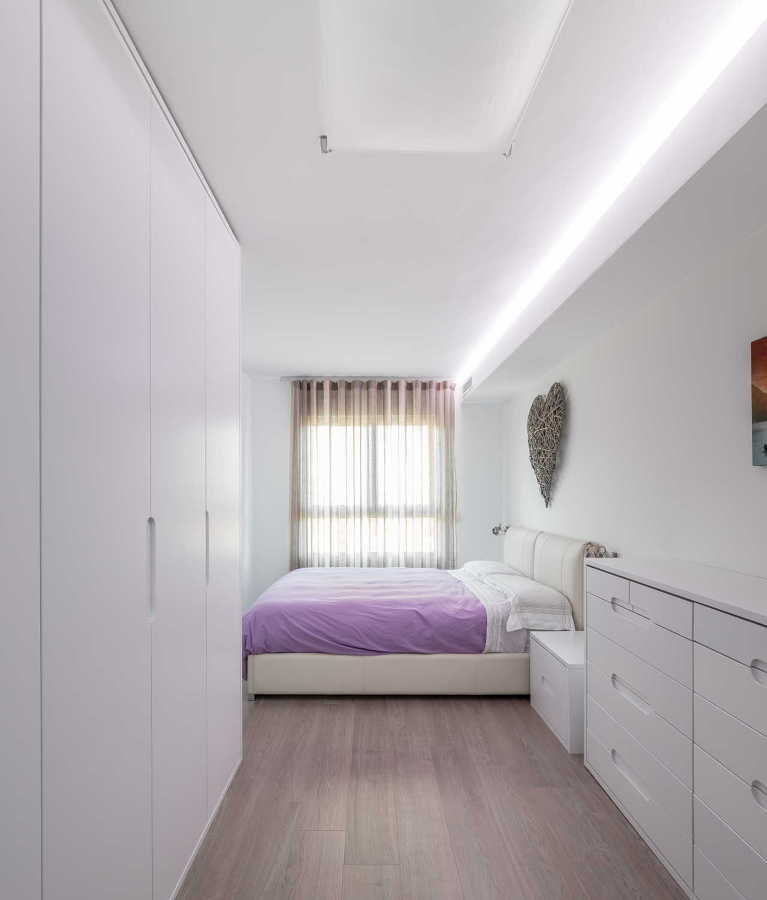Dormitorio en blanco y colcha lila
