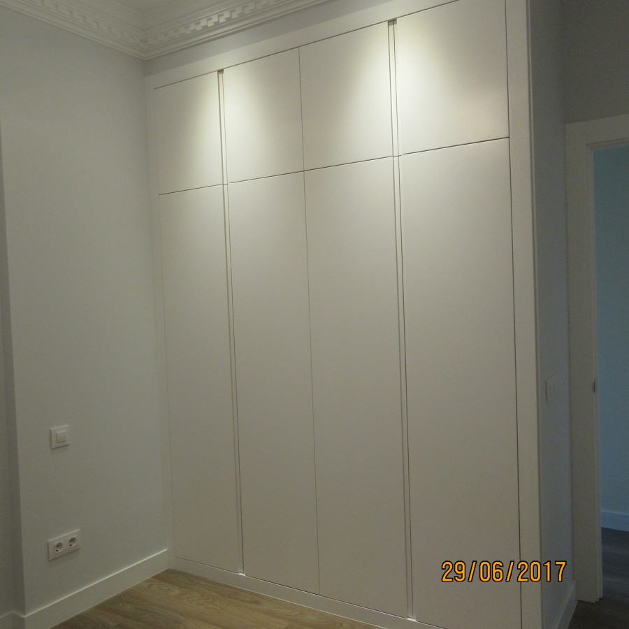 Dormitorio-armario diseñado y realizado a medida