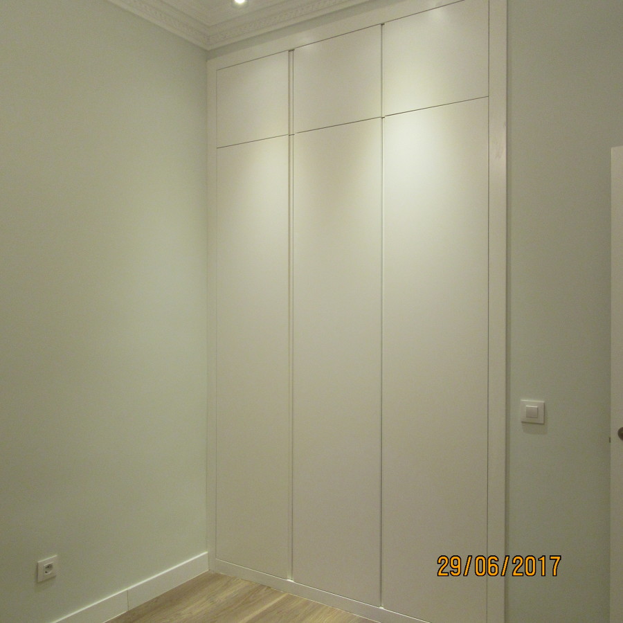 Dormitorio-armario diseñado y realizado a medida