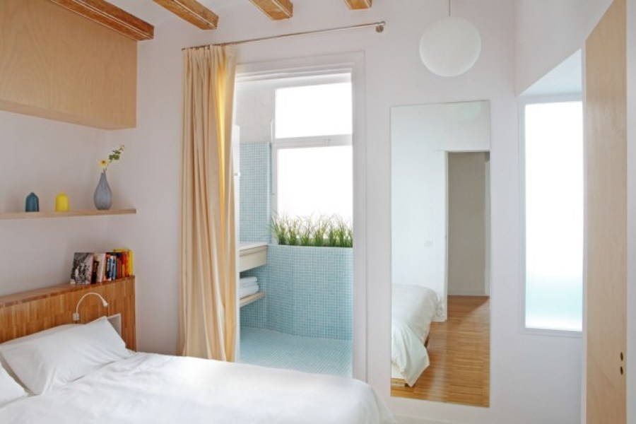 dormitorio blanco con cortinas