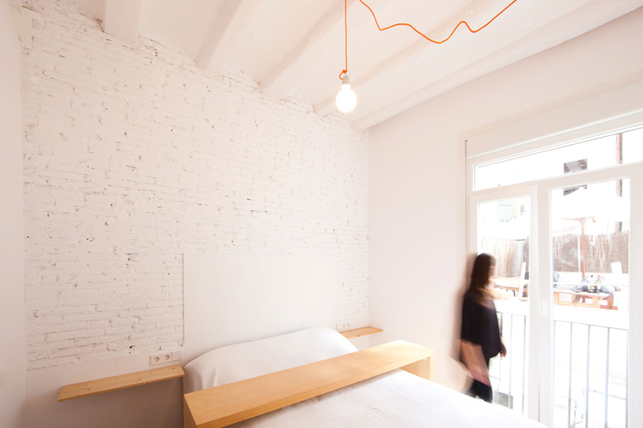 Dormitorio blanco con luz natural