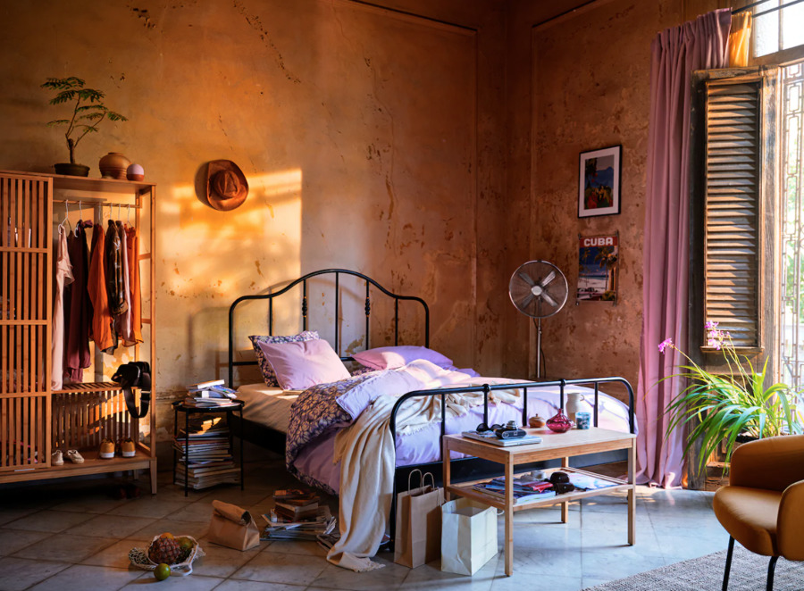 Dormitorio cálido con cama de forja