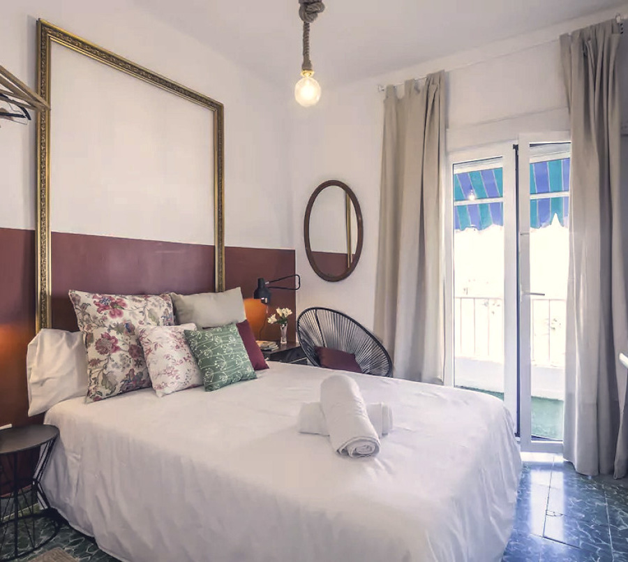 Dormitorio con acceso a balcón