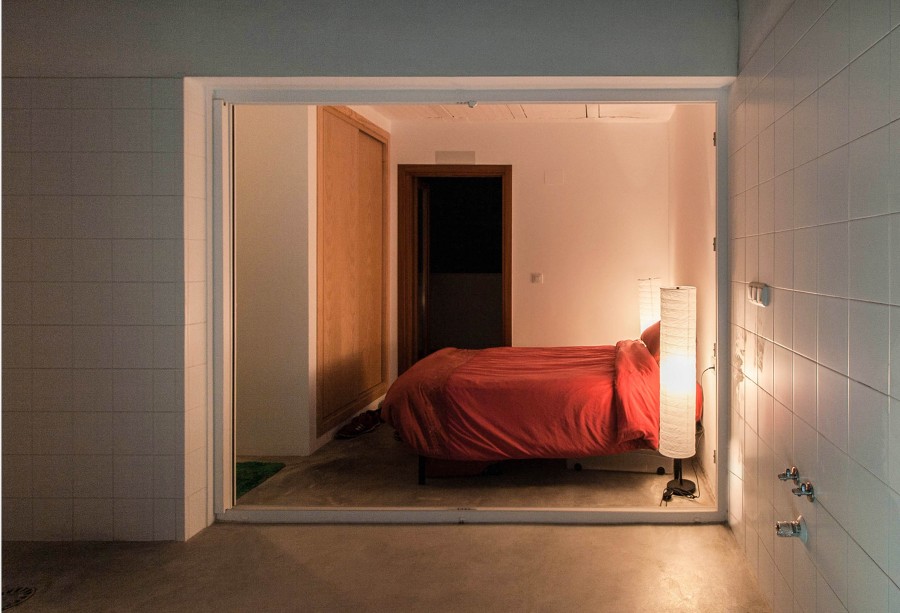 Dormitorio con amplios ventanales