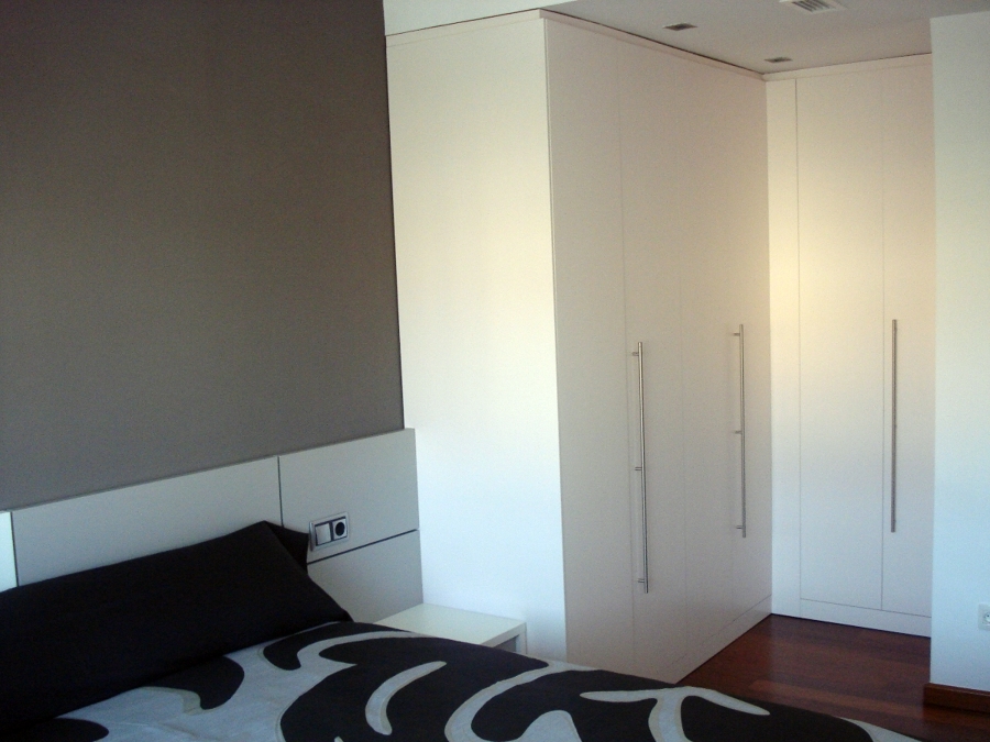 Dormitorio con armario a medida