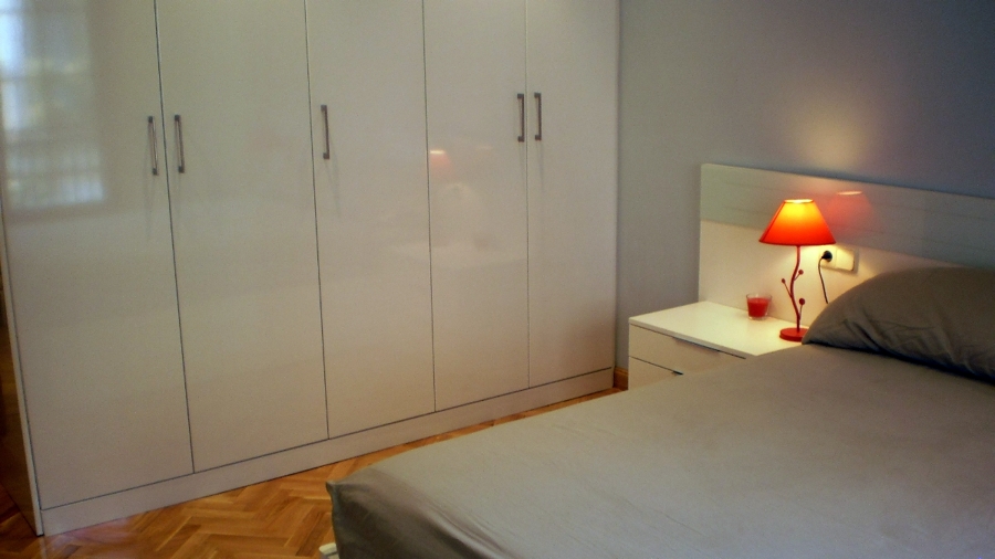Dormitorio con armario empotrado