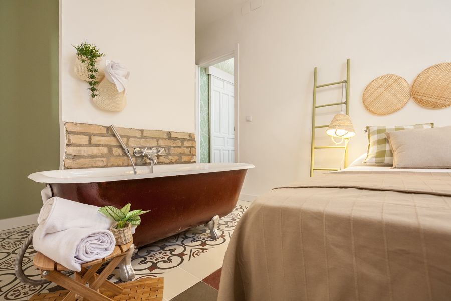 Dormitorio con bañera