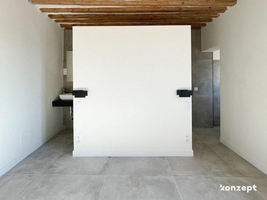 dormitorio con baño en suite