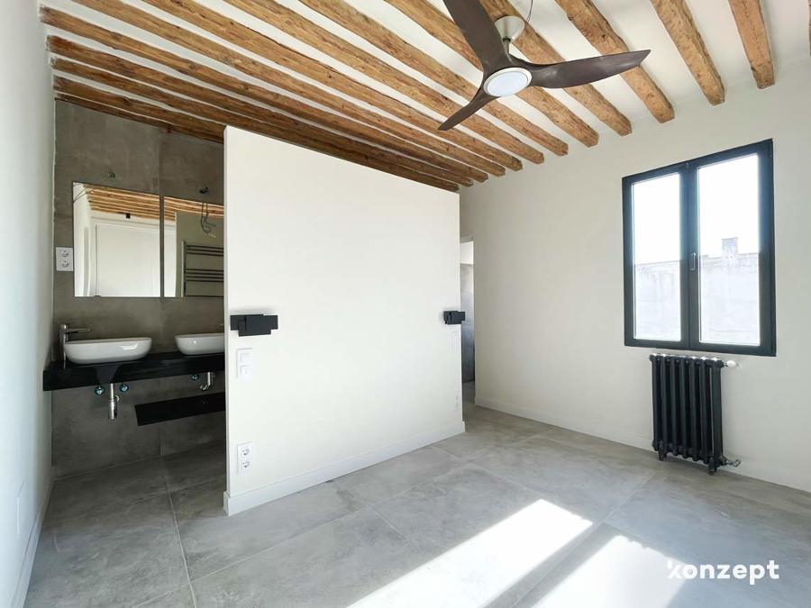 dormitorio con baño en suite