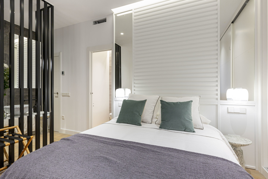 Dormitorio con baño ensuite