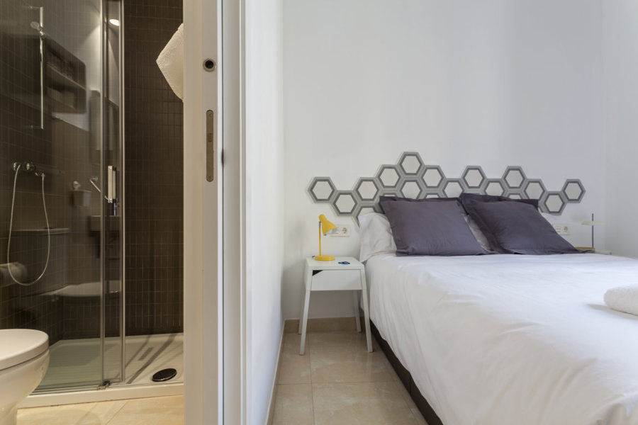 Dormitorio con baño integrado