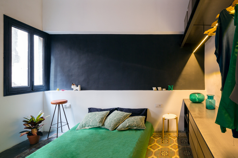 dormitorio con cabecero de obra