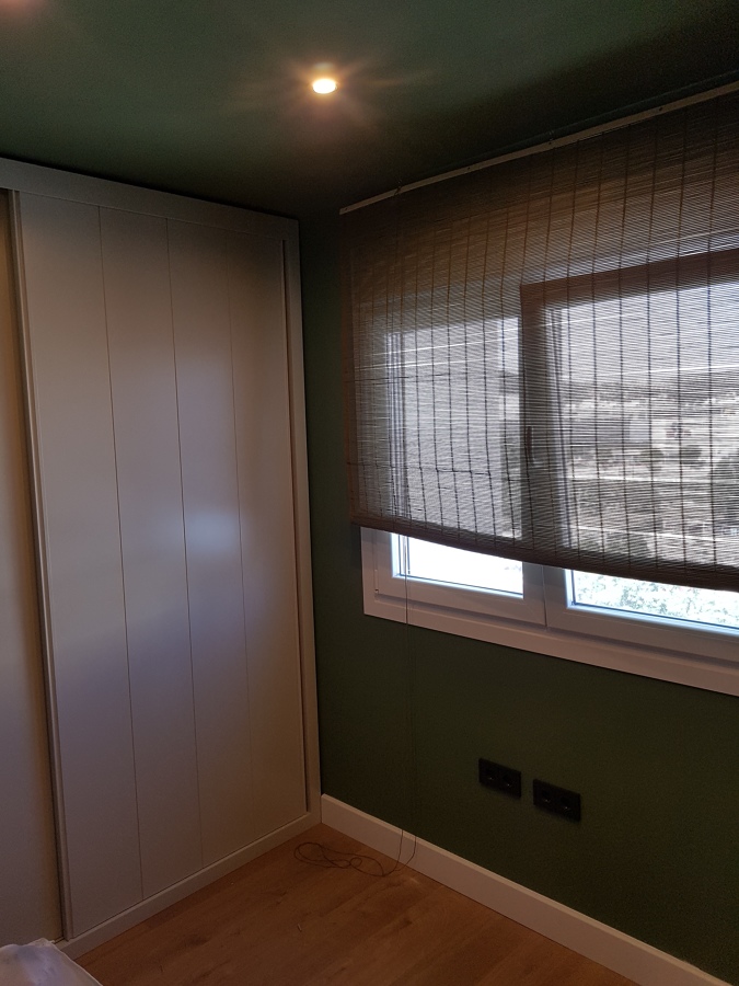 Dormitorio con carpinterías a medida y suelo láminado