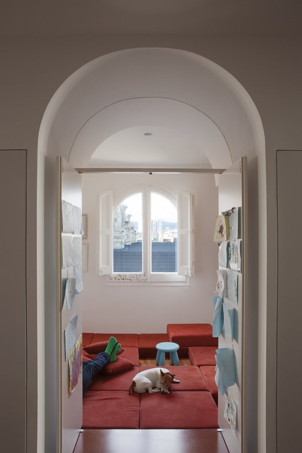 dormitorio con cojines apilables