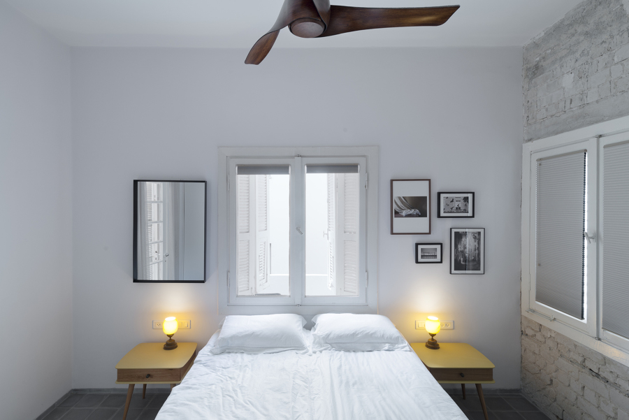 Dormitorio con contraventanas restauradas