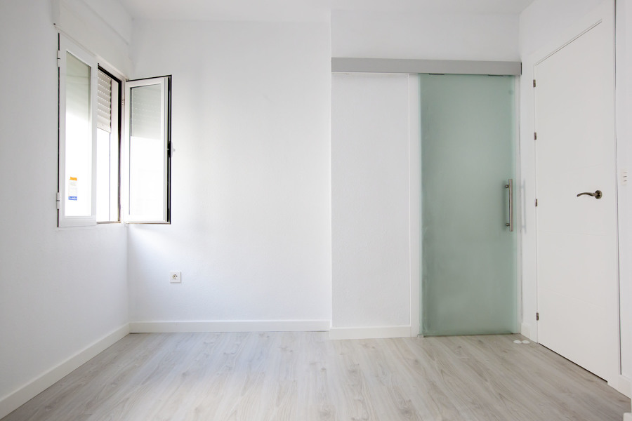 Dormitorio con el baño al fondo