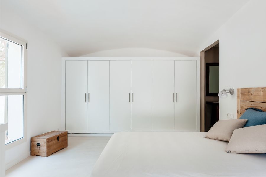 Dormitorio con grandes ventanales