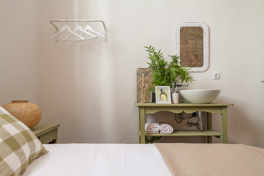 Dormitorio con lavabo incorporado