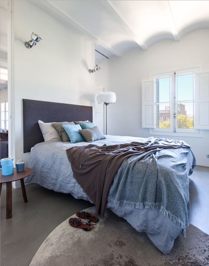 dormitorio con luz natural