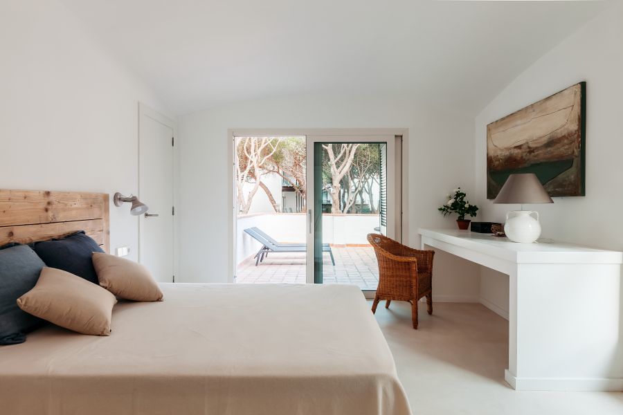 Dormitorio con muebles de obra