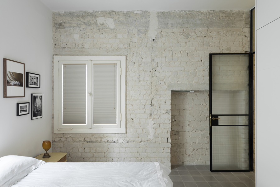 Dormitorio con pared de ladrillo